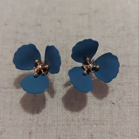 Flower earring - Picture 1 of 3